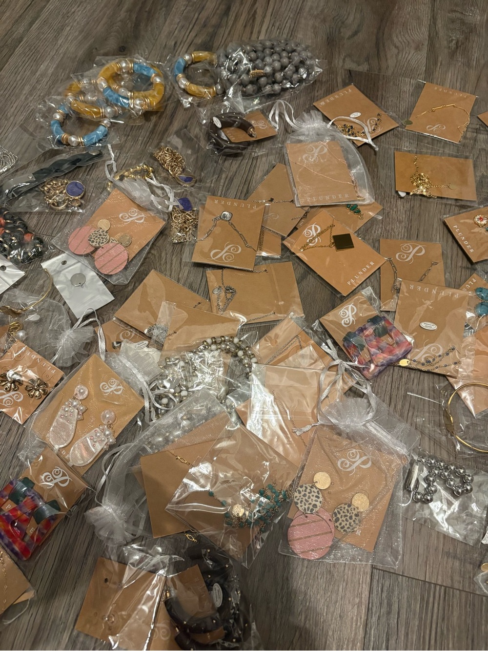 75 piece Mixed Fashion Earrings, Necklaces and Bracelets Lot - Multicolor - Picture 5 of 6